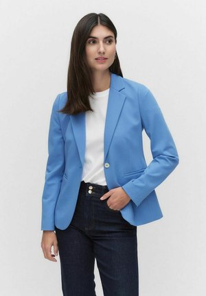Hellblaues maßgeschneidertes Blazer mit Reverskragen, Ein-Knopf-Verschluss, zwei Taschen und weicher Textur, kombiniert mit einem weißen T-Shirt und dunklen Jeans.
