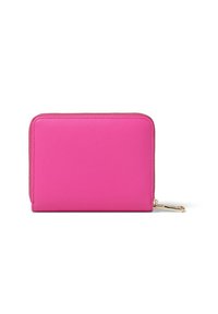 Roze leren portemonnee met een gladde textuur, voorzien van een gouden rits en sleutelhanger. Compact rechthoekig ontwerp zonder zichtbare branding.