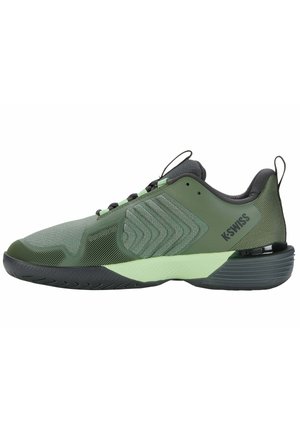 Chaussure de sport K-Swiss verte et noire avec tige texturée, panneau latéral à motif et semelle rembourrée sur fond blanc.