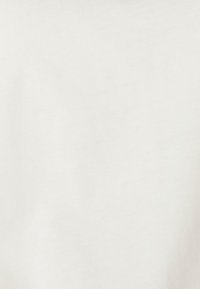 Tela de algodón de color beige claro con una textura suave, que presenta un ligero brillo y una superficie uniforme, adecuada para la fabricación de prendas.
