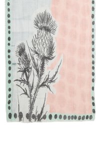 Jedwabny szalik w kwiatowy wzór z ilustracjami ostu w czerni na jasnym tle, z pastelowymi akcentami w różu i błękicie. Wykończony kropkowaną bordiurą.