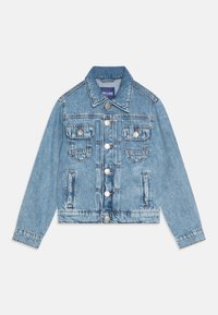 Hellblaue Jeansjacke mit Kragen, vorderer Knopfleiste, zwei Brusttaschen und seitlichen Taschen mit sichtbaren Nähten.