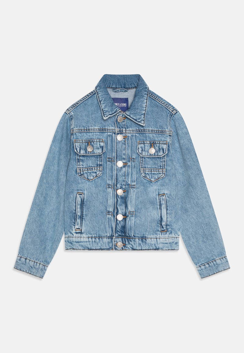 Hellblaue Jeansjacke mit Kragen, vorderer Knopfleiste, zwei Brusttaschen und seitlichen Taschen mit sichtbaren Nähten.