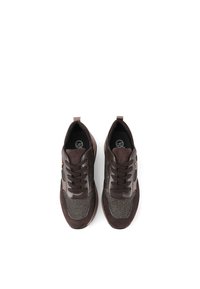 Sneaker marroni con una combinazione di camoscio e tessuto intrecciato, punta rotonda, lacci spessi e una protezione sul tallone testurizzata.