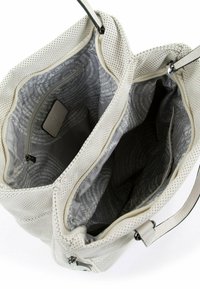 Biała perforowana torebka z podwójnymi czarnymi rączkami, wyposażona w szare wzorzyste wnętrze oraz jedną kieszeń na zamek, zapewniająca dużo miejsca do przechowywania.