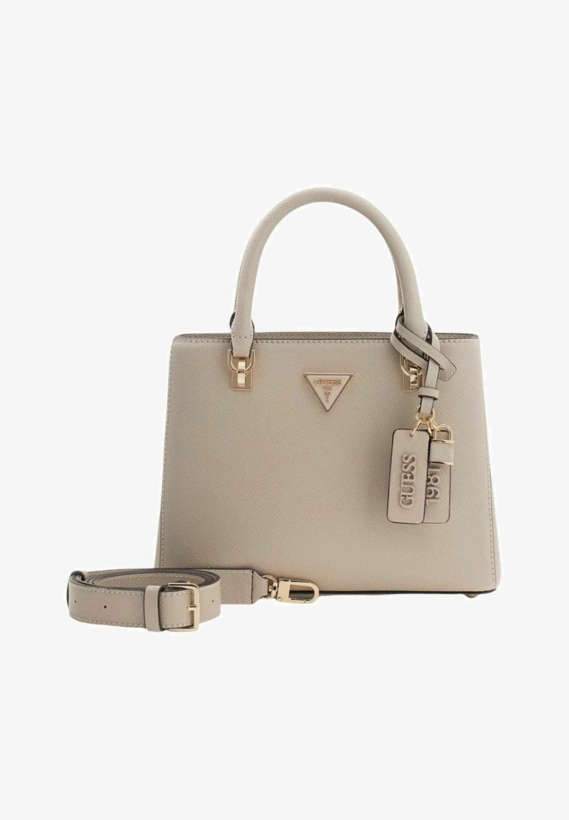 Sac à main synthétique beige avec forme structurée, poignées supérieures, bandoulière amovible, ferrures dorées et étiquette logo.