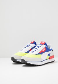 Puma FUTURE RIDER PLAY ON UNISEX - Sapatilhas - white/yellow alert