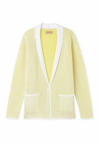 Cardigan en maille jaune avec bordure blanche, col à revers cranté, et deux poches à l'avant. Tissu léger avec une texture apparente. Fermeture par un seul bouton.