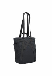 Mustat kangaskassit, joissa on kestävä kangas, pitkät hihnat, neliömäinen muoto ja etutasku; tyylikäs ja toiminnallinen muotoilu.