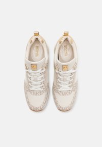 Sneakers bianchi e beige con motivo del logo MK, dettagli dorati, tomaia testurizzata e lacci bianchi. Presentano una punta arrotondata e una suola imbottita.