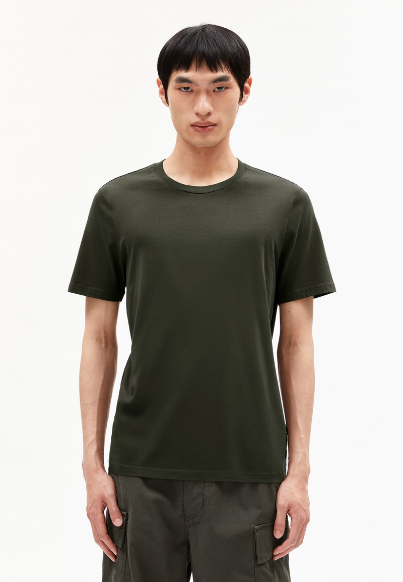 Dunkelgrünes Baumwoll-T-Shirt mit Rundhalsausschnitt und kurzen Ärmeln, das eine glatte Textur und eine lockere Passform bietet. Keine sichtbaren Muster oder Logos.