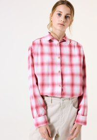 Gekürztes kariertes Hemd in Pink und Weiß, aus leichtem Stoff, mit Knopfleiste und langen Ärmeln mit Manschettenakzenten.