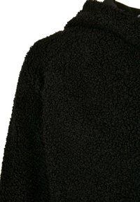 Schwarze Kapuzenpullover aus strukturiertem Fleece-Stoff, mit einer weichen, flauschigen Oberfläche und einem schlichten Design mit einer klassischen Kapuze.