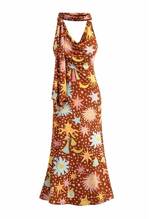 Καφέ αμάνικο φόρεμα με λαιμόκοψη halter και δέσιμο με μαντίλι, διακοσμημένο με παστέλ ουράνια και αστρικά σχέδια.