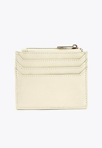Liten beige läderkortfodral med tre kortfack och ett blixtlåsfack med guldfärgad dragkedja.