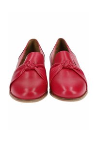 Scarpe slip-on in pelle rossa con un design annodato nella parte anteriore, caratterizzate da una superficie liscia e suole piatte, vista frontale.