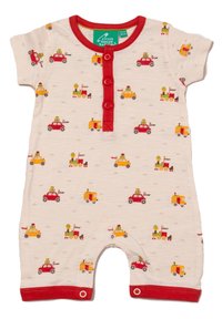 Kraťasový overal z béžové bavlny s červenými akcenty, zdobený barevnými vzory vozidel, včetně aut a vlaků, se zapínáním na patentky.