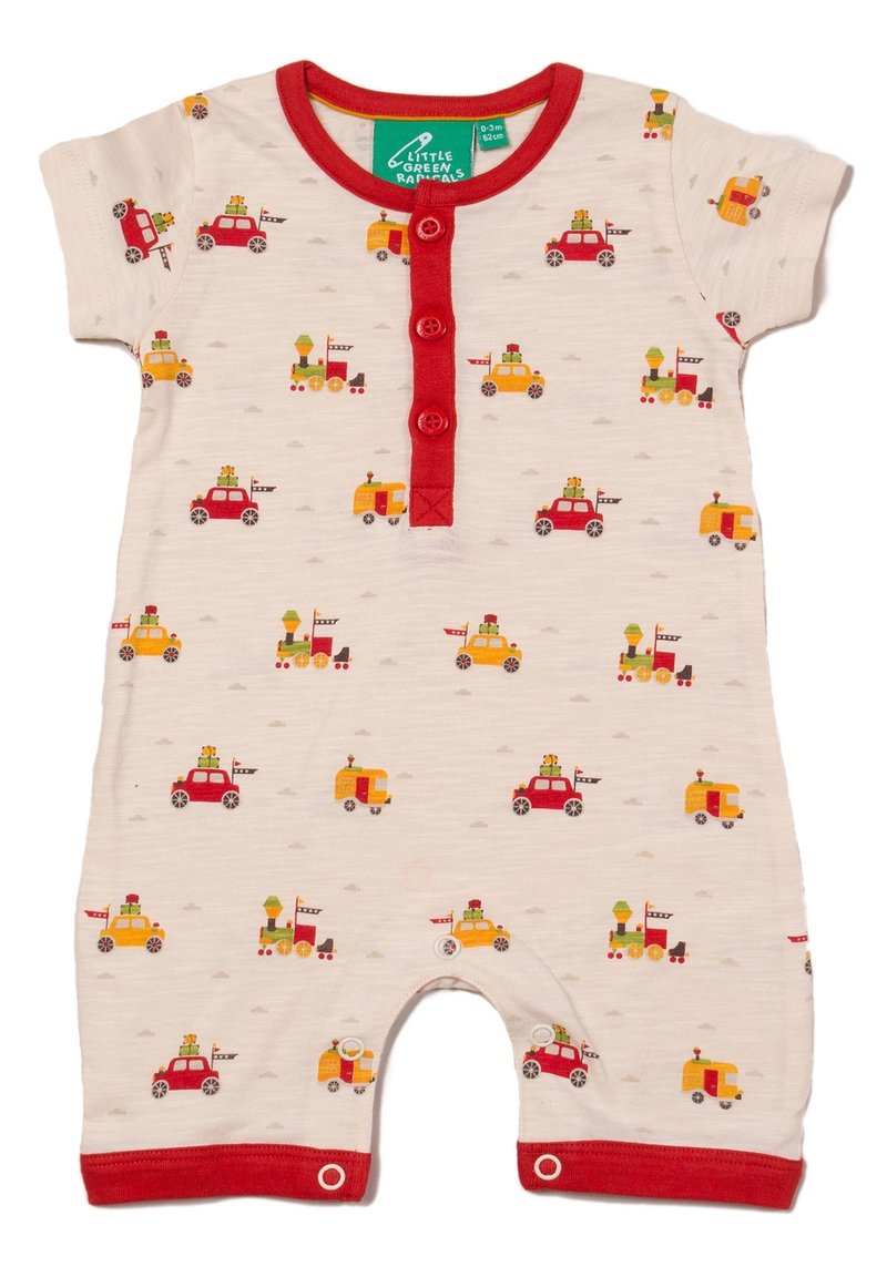Kraťasový overal z béžové bavlny s červenými akcenty, zdobený barevnými vzory vozidel, včetně aut a vlaků, se zapínáním na patentky.