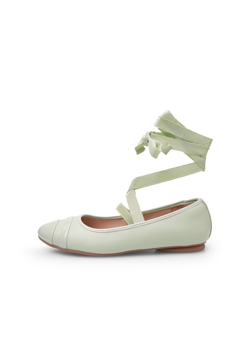 Gai zaļi baleta kurpes ar gludu ādas virsu, apaļu purngalu, horizontālām šuvju detaļām un auduma lentēm, kas apņem potīti.
