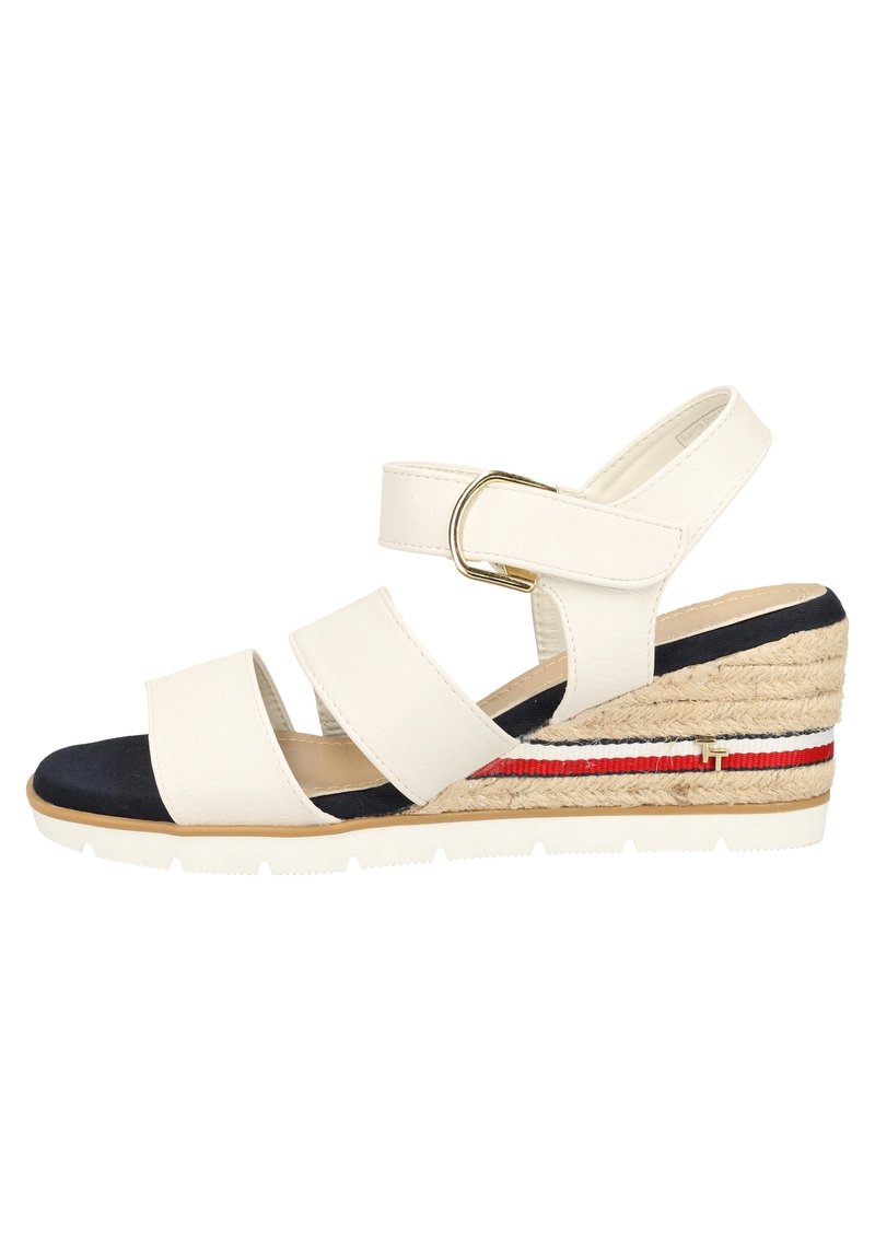 Sandales blanches à talon compensé avec trois larges brides, semelle intérieure bleu marine, semelle intermédiaire en jute, accents rouges et blancs, et détail de boucle dorée.