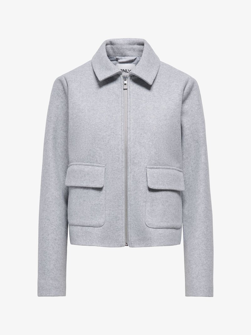 Veste en laine gris clair avec une fermeture éclair frontale, un large col et deux grandes poches à rabat sur le devant.