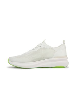 Baskets de course blanches en mesh avec une tige texturée, semelle extérieure verte et col rembourré. Les lacets passent par des œillets renforcés.