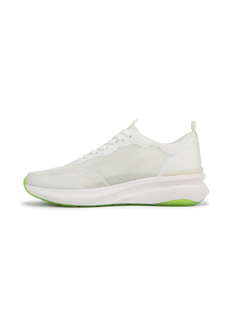 Baskets de course blanches en mesh avec une tige texturée, semelle extérieure verte et col rembourré. Les lacets passent par des œillets renforcés.