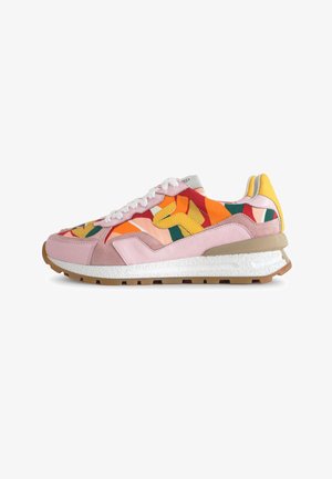 Lage sneaker met roze suède, multicolor abstracte stoffen panelen in oranje, rood, groen, geel, witte veters en een witte, gestructureerde zool.