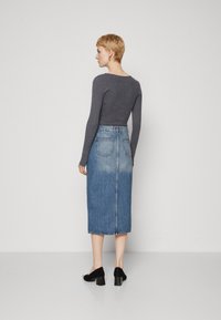 ONLY Tall ONLBIANCA MIDI SLIT SKIRT - Uska suknja - medium blue denim/green cast