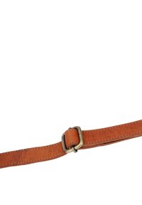 Cintura in pelle di un caldo marrone con una texture morbida. Presenta una fibbia metallica quadrata in ottone anticato e dettagli di cucitura discreti.