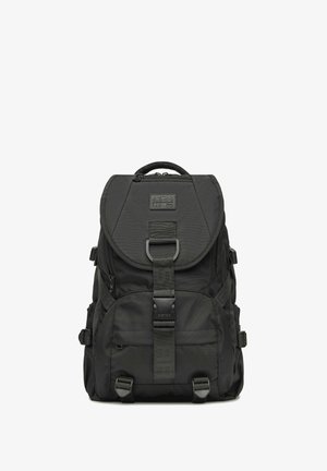 Czarny plecak G-Star RAW z przednią klamrą, górną kieszenią na zamek, bocznymi paskami i uchwytem do noszenia na białym tle.