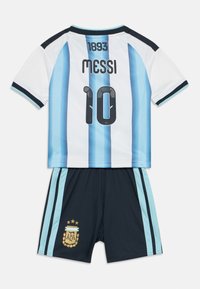 Μπλούζα ποδοσφαίρου Αργεντινής με ελαφρύ μπλε και λευκές ρίγες, αριθμός 10, όνομα Μέσι, και μαύρος σορτς με το έμβλημα της AFA.