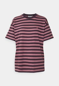 Stribet t-shirt lavet af bomuldsmateriale, med mørkelilla og støvet lyserøde horisontale striber, en rund halsudskæring og et lille logo på brystet.