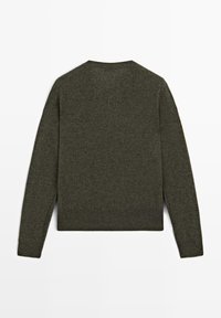 Pull vert olive foncé à manches longues et col rond, en tricot doux, vu de dos sur fond blanc.