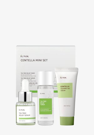 IUNIK Centella Mini Set mit Tea Tree Relief Serum, Toner und Centella beruhigender Gel-Creme in weißer und grüner Verpackung.