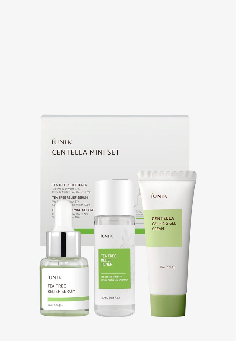 Set Mini IUNIK Centella avec Sérum Apaisant à l'Arbre à Thé, Tonique et Crème Gel Apaisante Centella en emballage blanc et vert.
