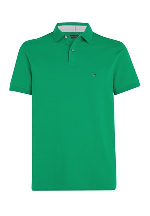 Camisa polo verde hecha de algodón suave. Presenta un cuello con dos botones y un pequeño logo en el lado izquierdo del pecho. Mangas cortas.