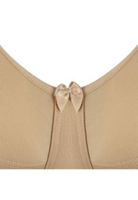 Beżowy bezszwowy biustonosz o miękkiej fakturze, zaokrąglonym dekolcie i satynowej kokardce na środku. Lekka i gładka tkanina.