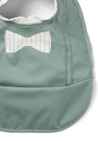 Grön, vattentät haklapp med en design av vit fluga med vertikala ränder. Slen yta med justerbart nacköppning.