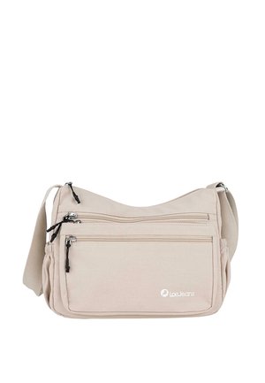 Bolso bandolera beige que presenta varios bolsillos con cremallera, un exterior de tela suave, una correa ajustable y un logo sutil en la parte frontal.