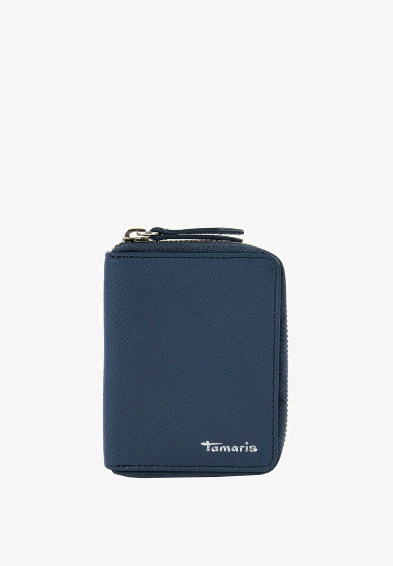 Cartera de cuero azul marino con cierre de cremallera, superficie texturizada y herrajes en plata. Presenta un logotipo estampado en la parte frontal. Forma cuadrada compacta.