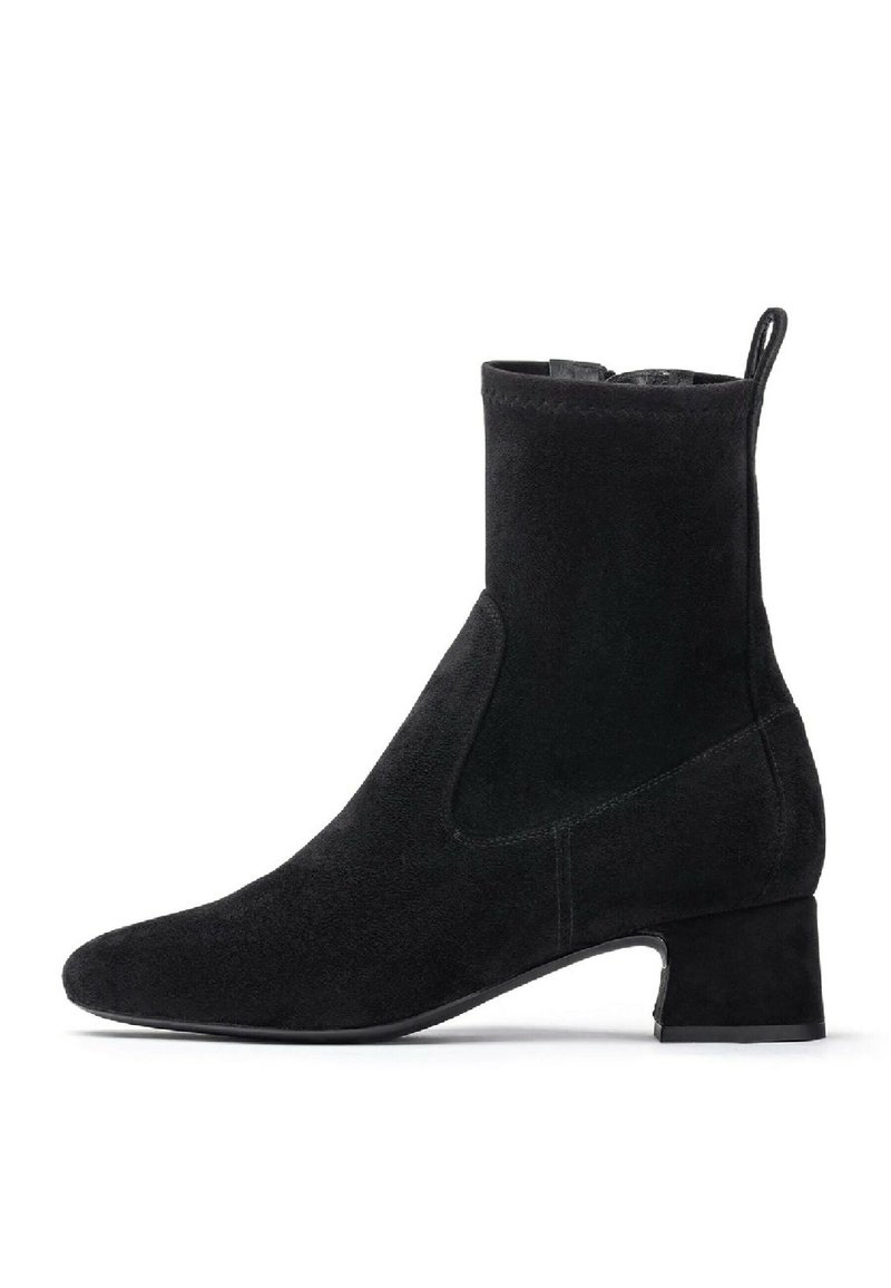 Stivale alla caviglia in suede nero con tacco basso a blocco e zip laterale, dotato di una linguetta sul retro.