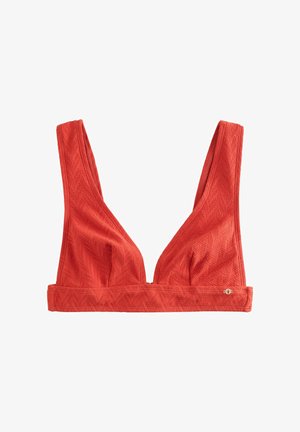 Haut de bikini en tissu texturé rouge avec larges bretelles et un petit emblème doré en bas à droite.