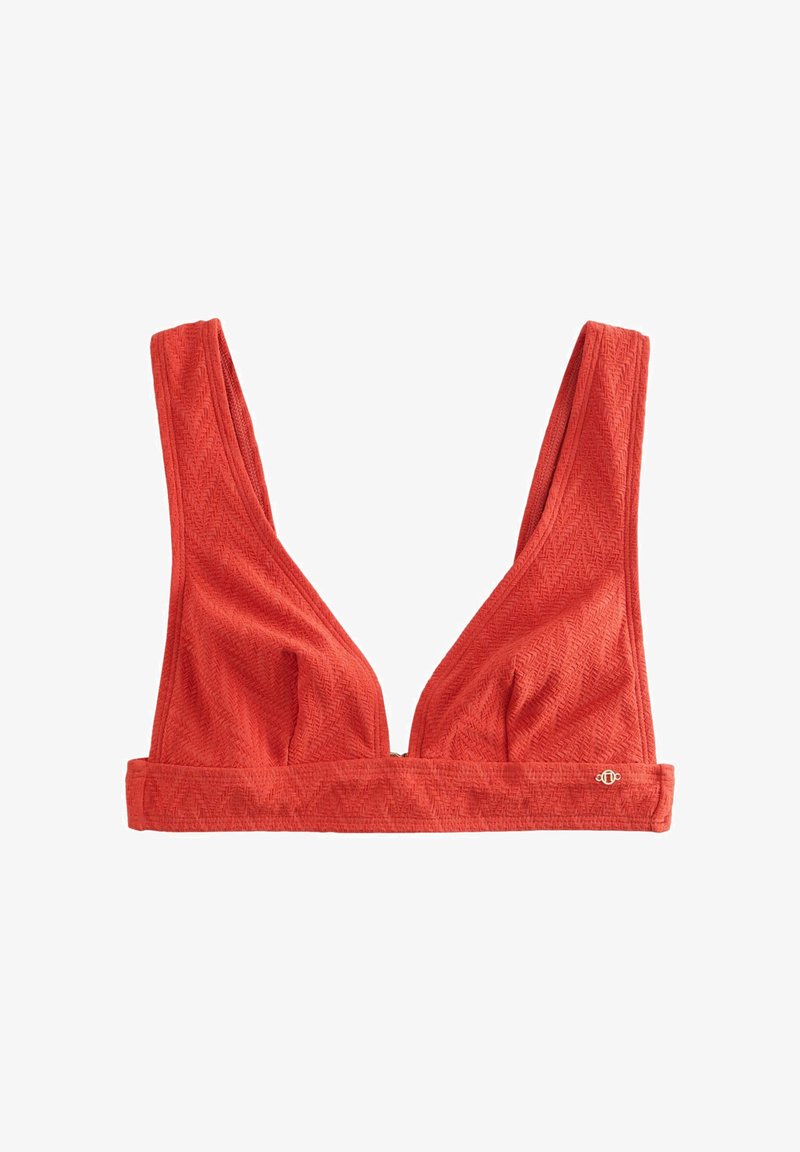 Haut de bikini en tissu texturé rouge avec larges bretelles et un petit emblème doré en bas à droite.