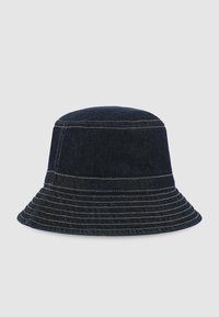 Cappello a secchiello in denim blu scuro, con cima arrotondata, ampia visiera e dettagli di cucitura visibili. Materiale in cotone resistente.