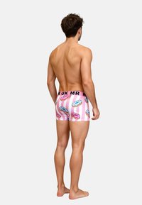 Heren boxershorts hebben een roze basis met witte strepen en kleurrijke donutpatronen. De tailleband is zwart met de tekst "MR" in het wit.