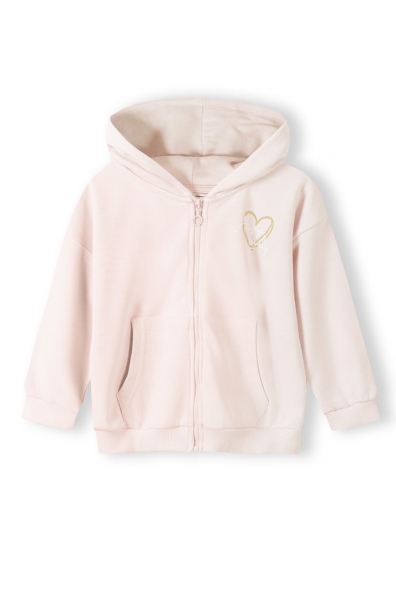 Sudadera de cremallera de color rosa claro con un bolsillo frontal, fabricada en un tejido suave, con capucha y un diseño de corazón dorado en la parte izquierda del pecho. Textura lisa.