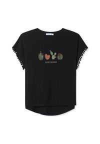 T-shirt nera a maniche corte, con bordo in pompon testurizzato e grafica a tema desertico che presenta cactus e la scritta "DESERT DREAMER."