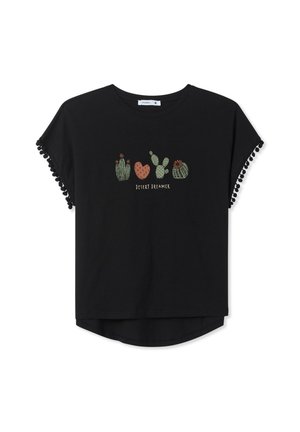 T-shirt nera a maniche corte, con bordo in pompon testurizzato e grafica a tema desertico che presenta cactus e la scritta "DESERT DREAMER."