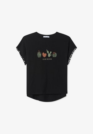 T-shirt nera a maniche corte, con bordo in pompon testurizzato e grafica a tema desertico che presenta cactus e la scritta "DESERT DREAMER."
